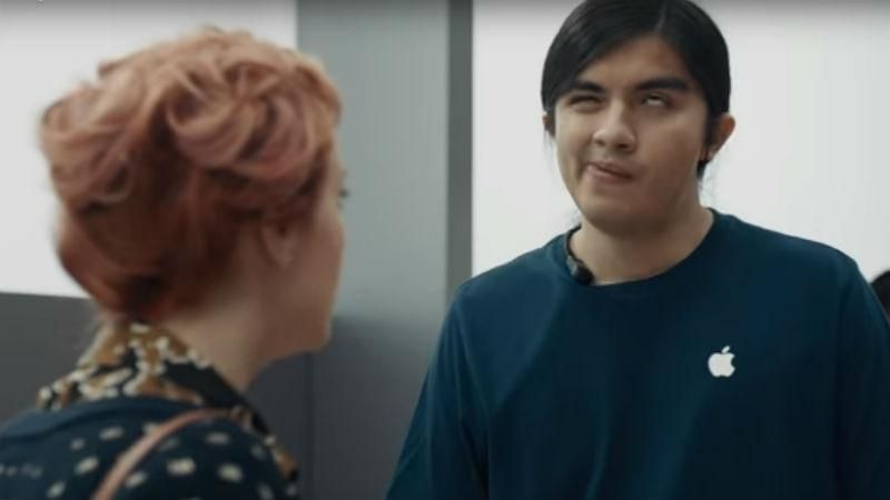 Samsung посмеялся над iPhone в новой рекламе: видео Samsung посмеялся над iPhone в новой рекламе: видео