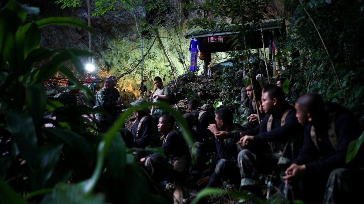 Спасенных подростков-футболистов из Таиланда выписали из больницы: видео Спасенных подростков-футболистов из Таиланда выписали из больницы: видео