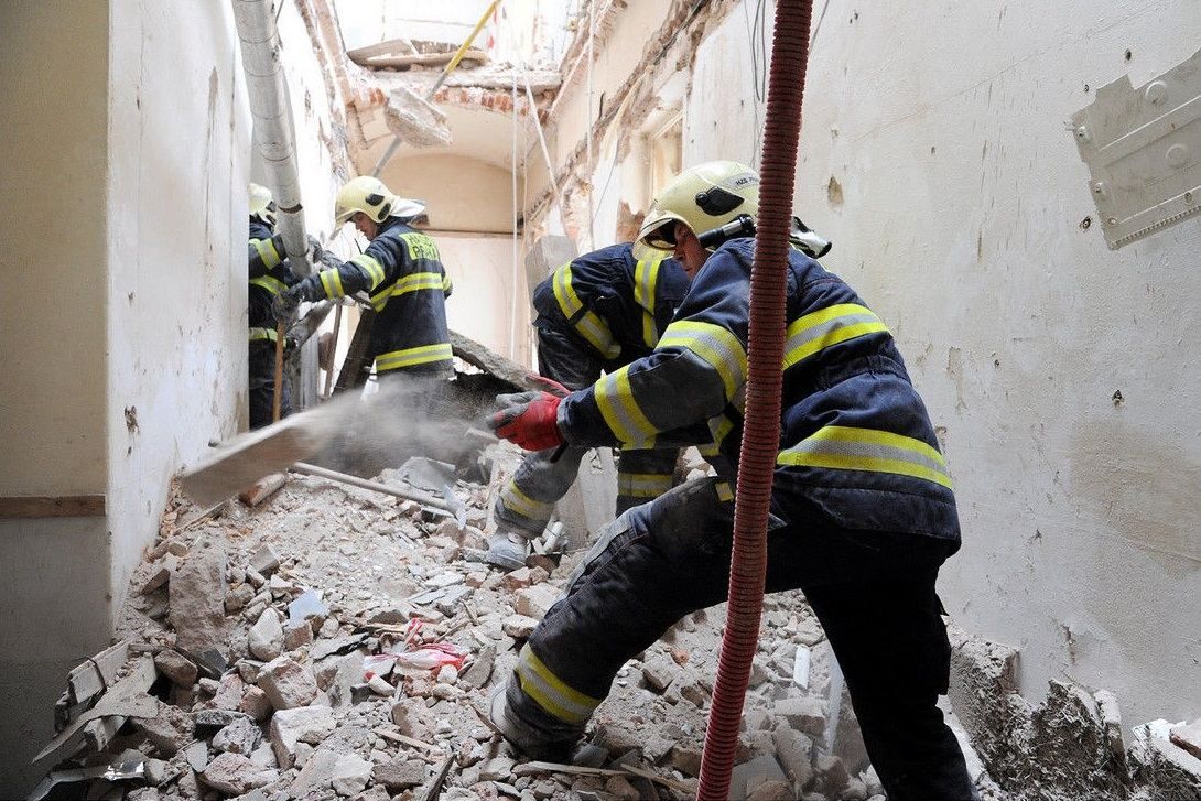 На стройке в центре Праги на трех украинцев обрушилась часть дома: подробности На стройке в центре Праги на трех украинцев обрушилась часть дома: подробности