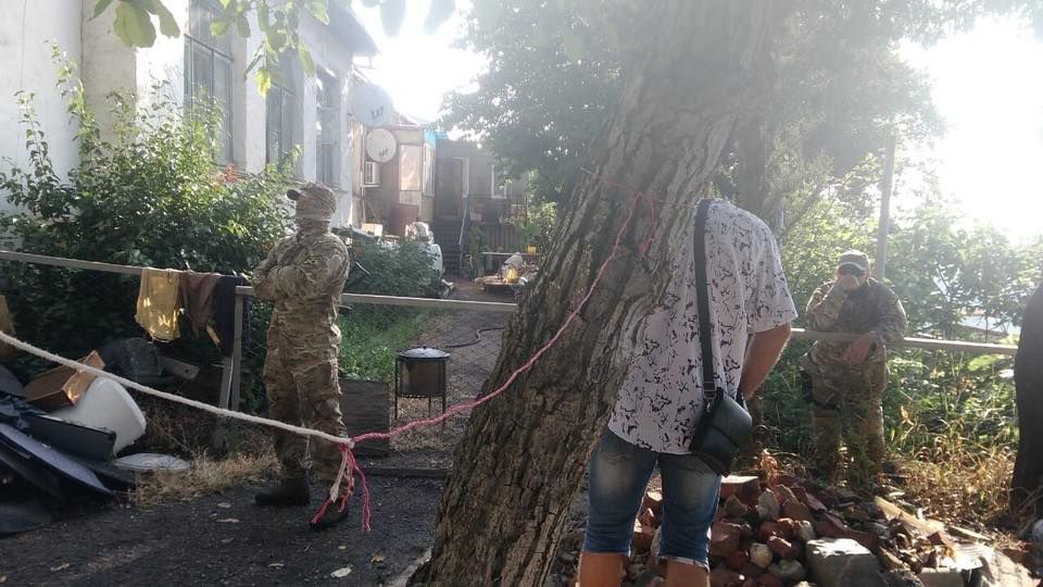 В доме крымского активиста Алиева проводят обыски: появились фото и видео В доме крымского активиста Алиева проводят обыски: появились фото и видео