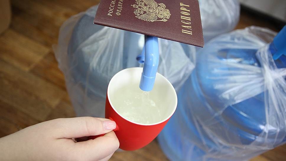 Жителям российского города выдают питьевую воду за паспортом