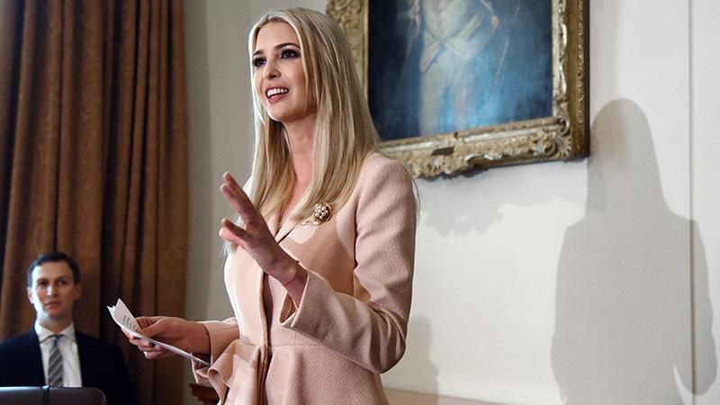 Розкішна Іванка Трамп прийшла на зустріч з сенаторами у рожевому костюмі: фотофакт