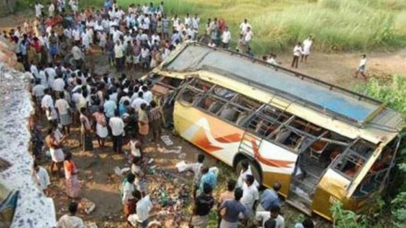 В Індії автобус з пасажирами впав в ущелину: є загиблі