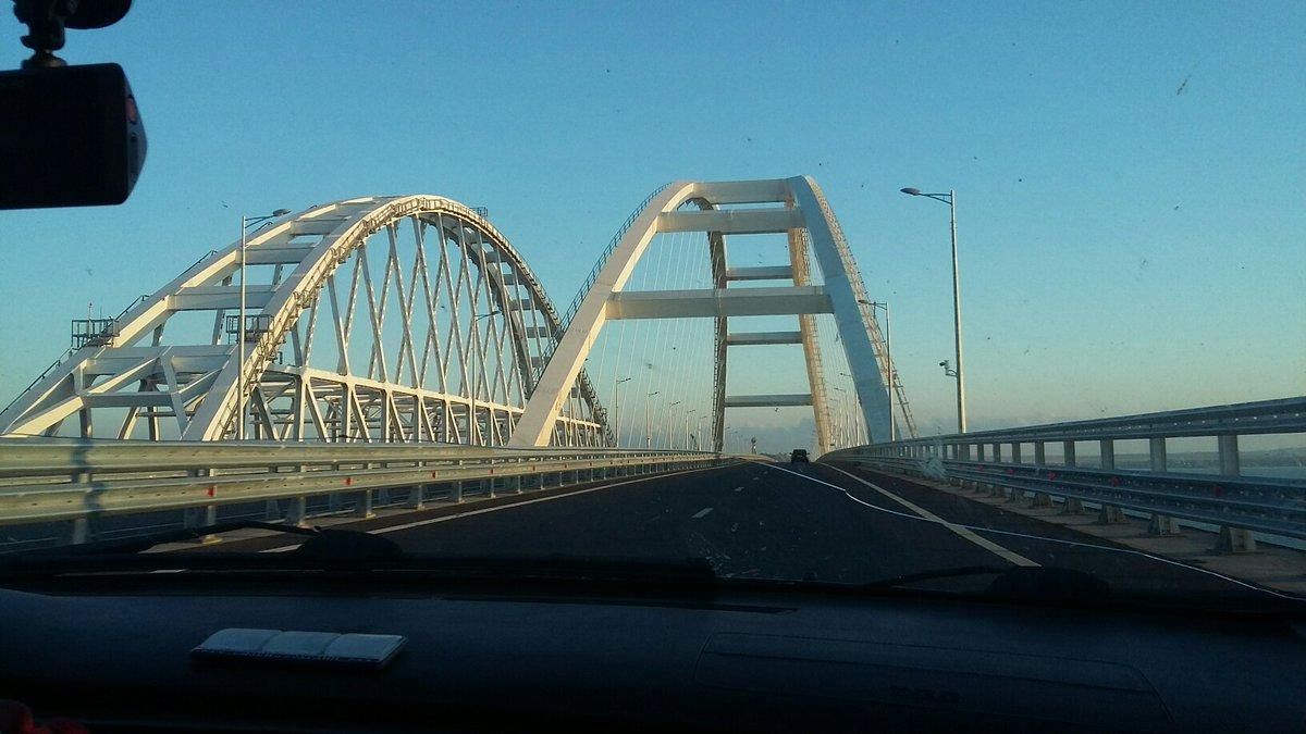 Крымский мост поразил видом в разгар курортного сезона: красноречивые фото