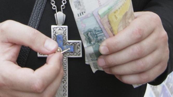 Священник Киево-Печерской лавры пытался перевезти в Россию почти полтора миллиона гривен