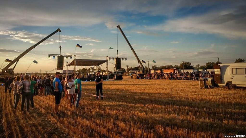 "Бумбокс" сыграл концерт на админгранице с Крымом: фото "Бумбокс" сыграл концерт на админгранице с Крымом: фото