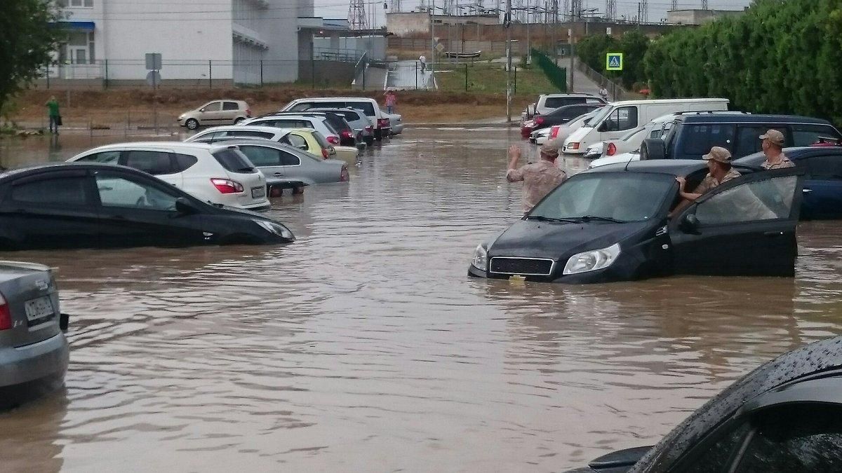 Потужна злива і град у Криму перетворили вулиці на ріки: вражаючі фото і відео