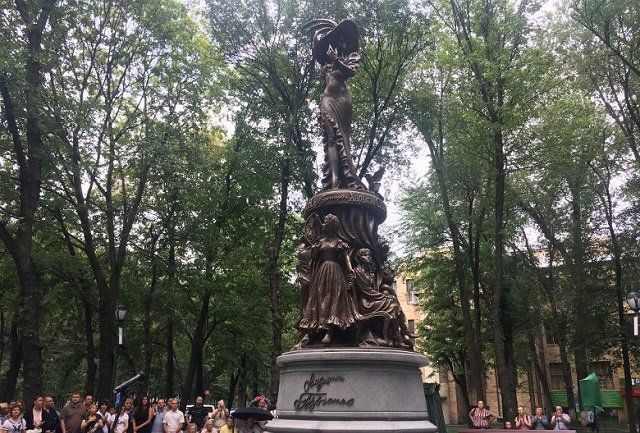 У Харкові відкрили пам'ятник Гурченко: у мережі глузують із помилок, викарбуваних на монументі