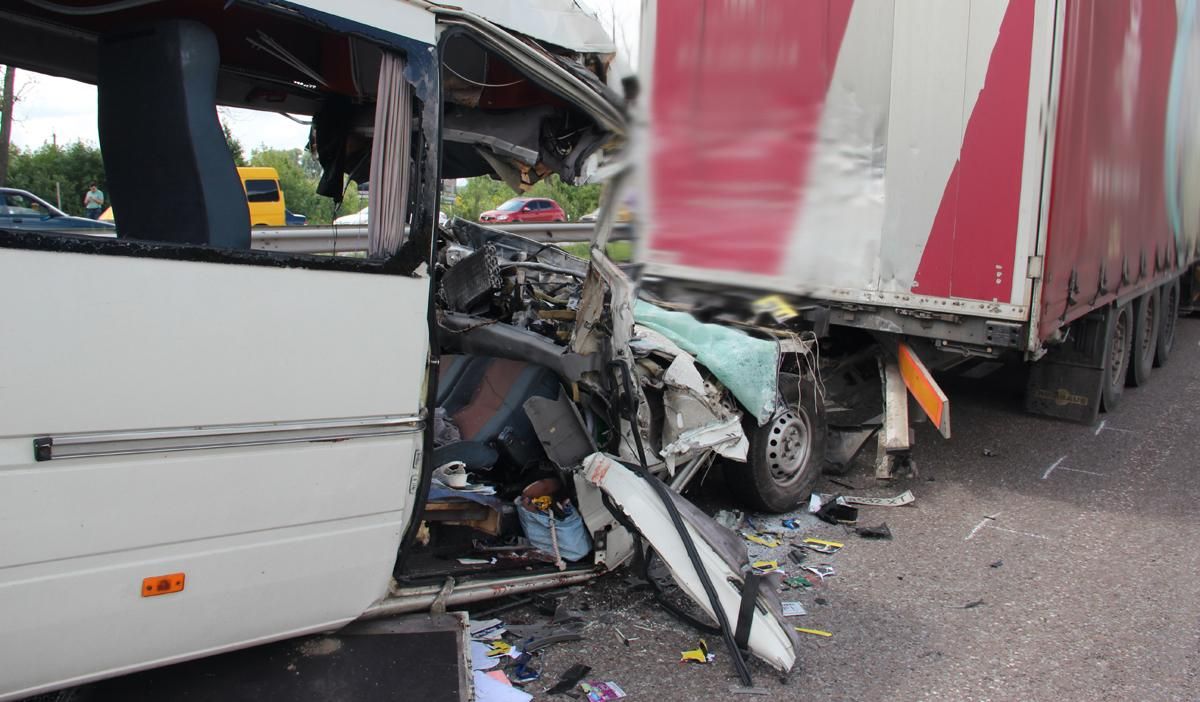 Смертельні ДТП на Житомирщині та Миколаївщині: Омелян назвав причину аварій Смертельні ДТП на Житомирщині та Миколаївщині: Омелян назвав причину аварій