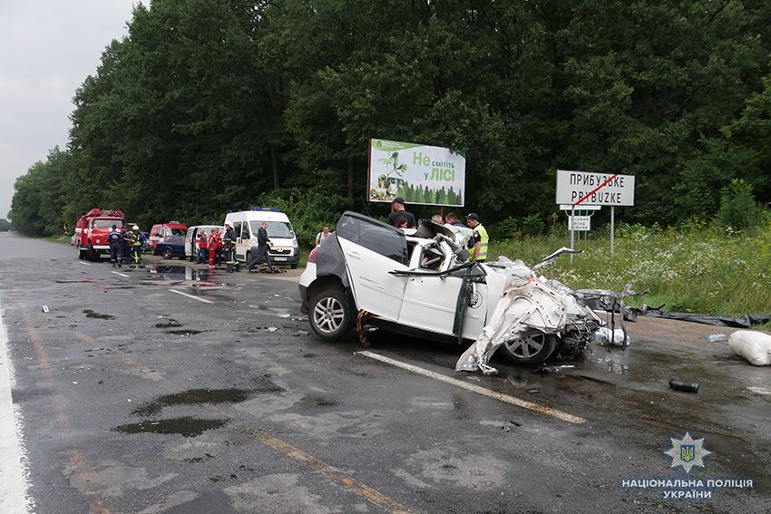 Жахлива ДТП на Хмельниччині: в аварії загинула сім'я