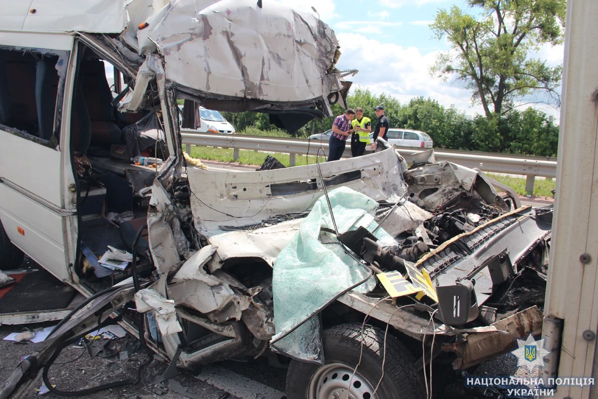 Черный день на украинских дорогах: 21 человек погиб в четырех областях Черный день на украинских дорогах: 21 человек погиб в четырех областях