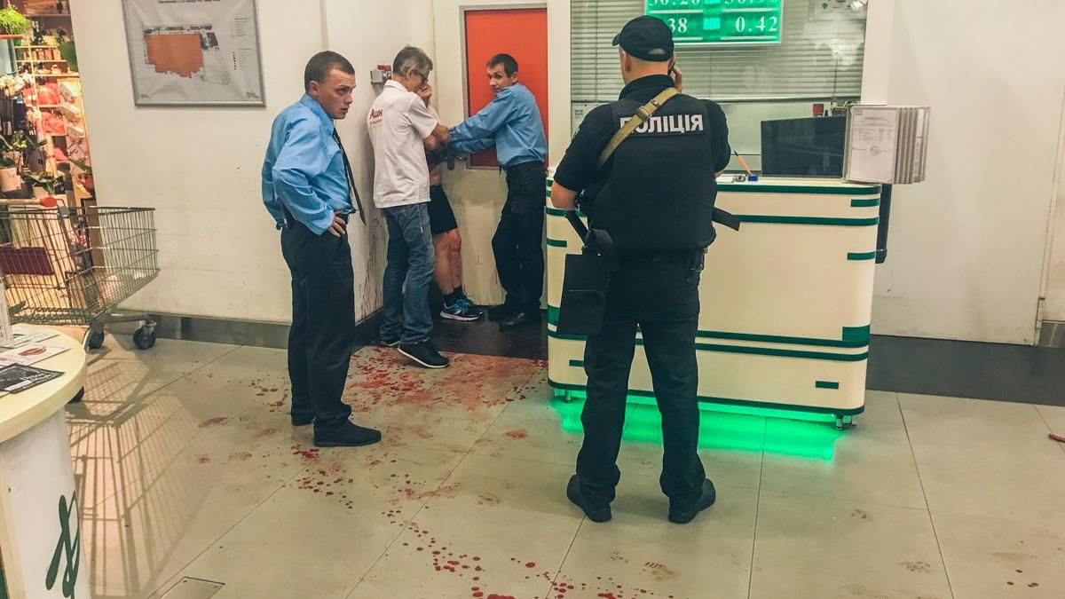 В ТРЦ в Киеве посреди белого дня женщина порезала себе вены (18+)