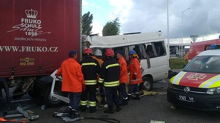 Зіткнення автобуса та вантажівки на Житомирщині: оприлюднено кількість загиблих дітей Зіткнення автобуса та вантажівки на Житомирщині: оприлюднено кількість загиблих дітей