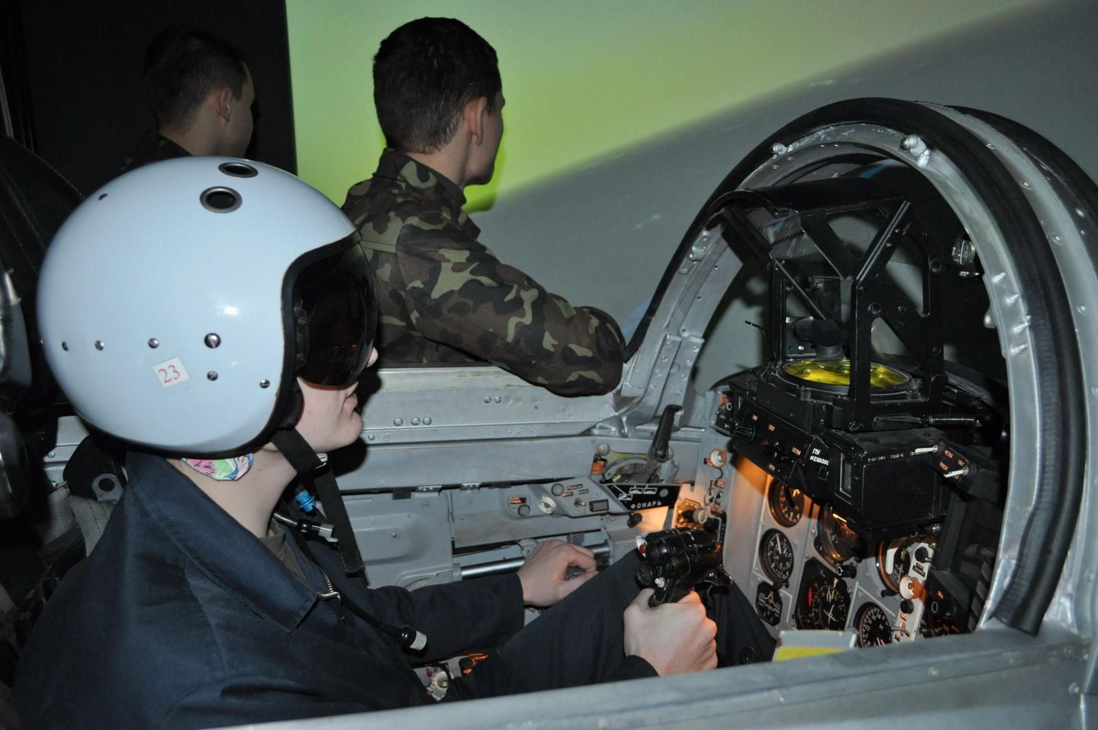 Как украинские военные пилоты тренируются на виртуальных боевых вертолетах
