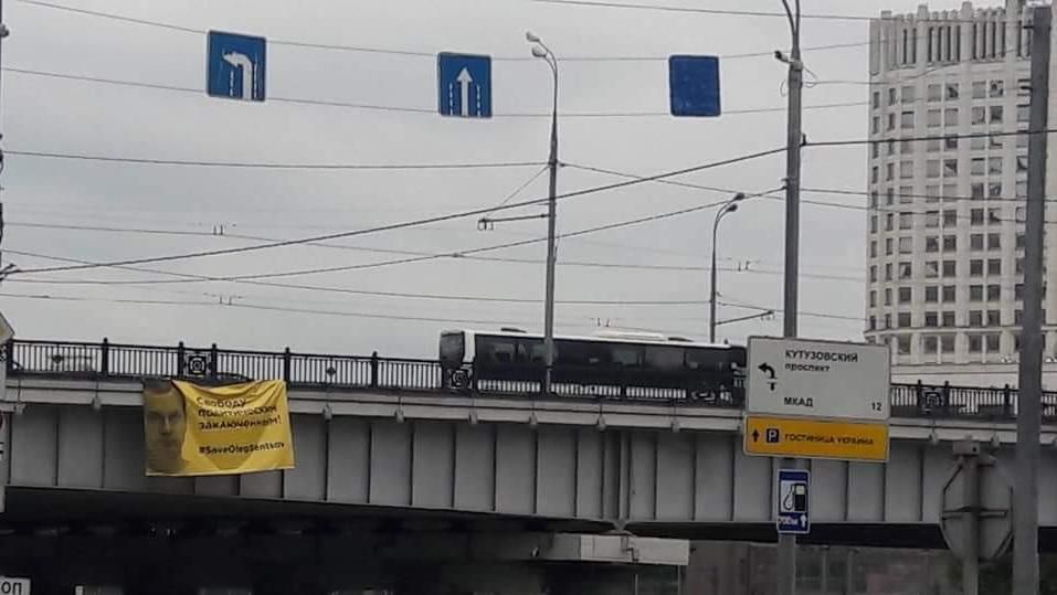 У Москві біля будинку уряду знову з'явився плакат із закликом звільнити Сенцова У Москві біля будинку уряду знову з'явився плакат із закликом звільнити Сенцова