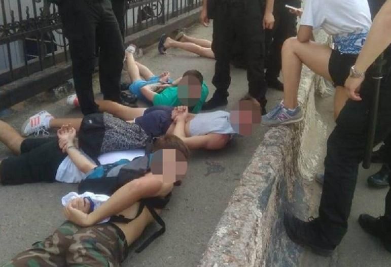 Полиция задержала футбольных фанов в Одессе: фото Полиция задержала футбольных фанов в Одессе: фото