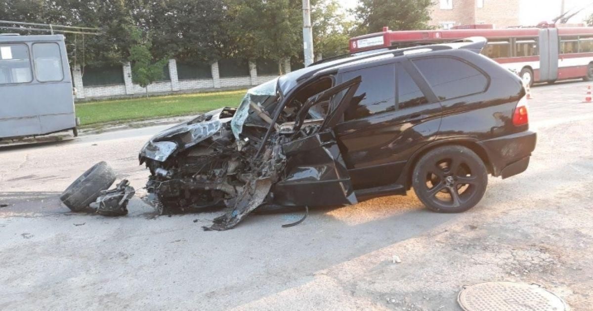 В Ивано-Франковске BMW влетел в припаркованный троллейбус: фото В Ивано-Франковске BMW влетел в припаркованный троллейбус: фото