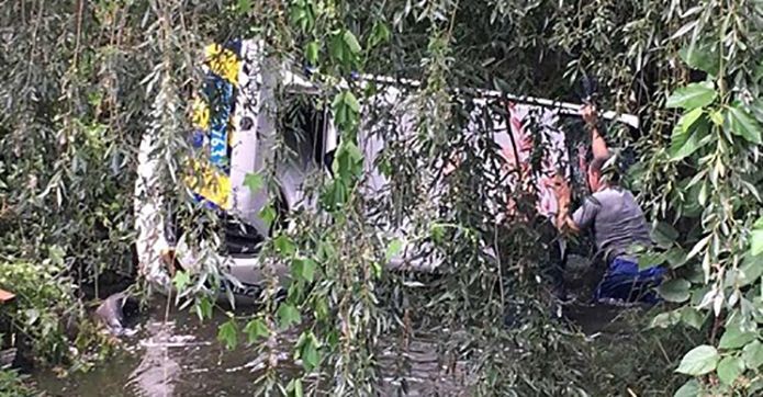 Поліцейське авто під час погоні злетіло у річку під Києвом: фото та відео