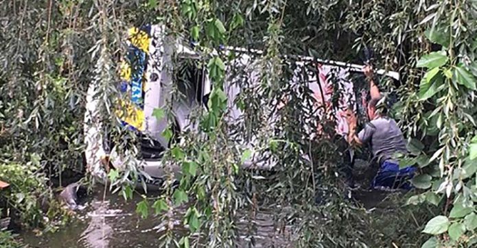 Полицейское авто во время погони слетело в реку под Киевом: фото и видео Полицейское авто во время погони слетело в реку под Киевом: фото и видео