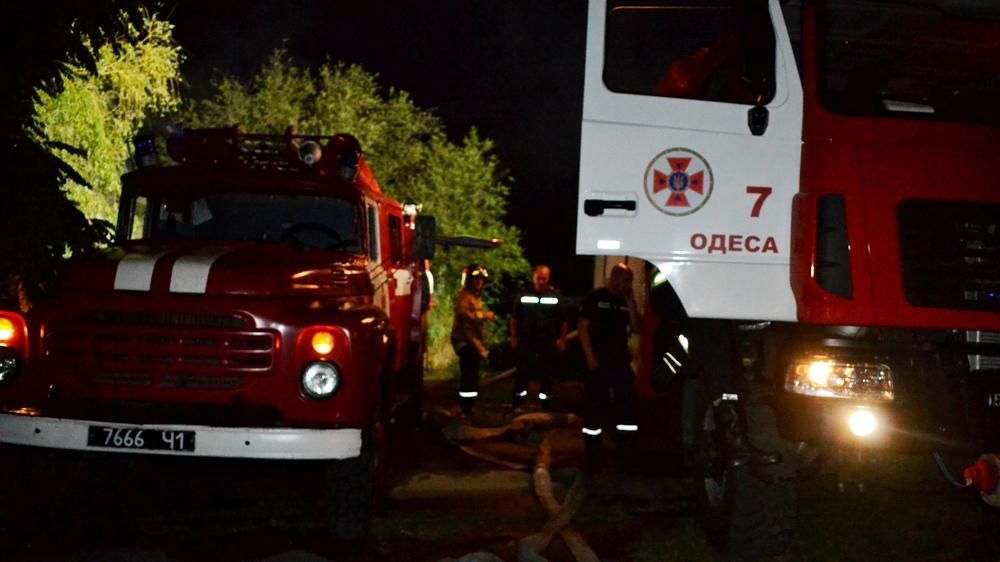 Автомобілі спалахнули біля житлового будинку в Одесі Автомобілі спалахнули біля житлового будинку в Одесі