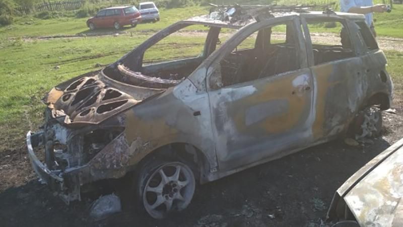 Кілька автомобілів згоріло у "військовому таборі" окупантів у Криму 