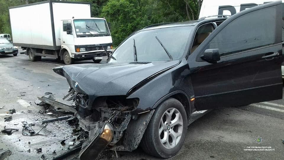 У Тернополі після зіткнення двох BMW неповнолітня дівчина потрапила до лікарні: фото