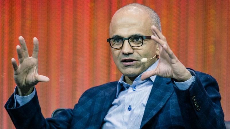 Глава Microsoft показав, яким смартфоном він користується