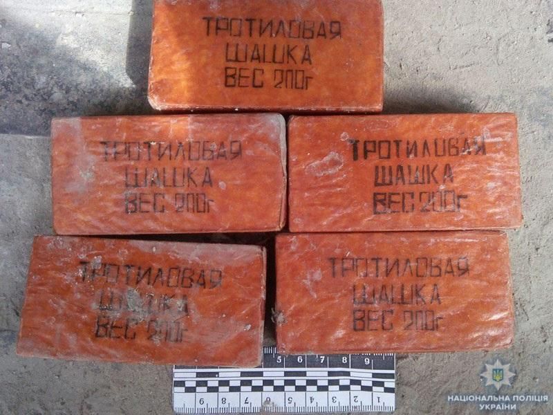 У Маріуполі правоохоронці виявили авто, нашпиговане вибухівкою: фото У Маріуполі правоохоронці виявили авто, нашпиговане вибухівкою: фото