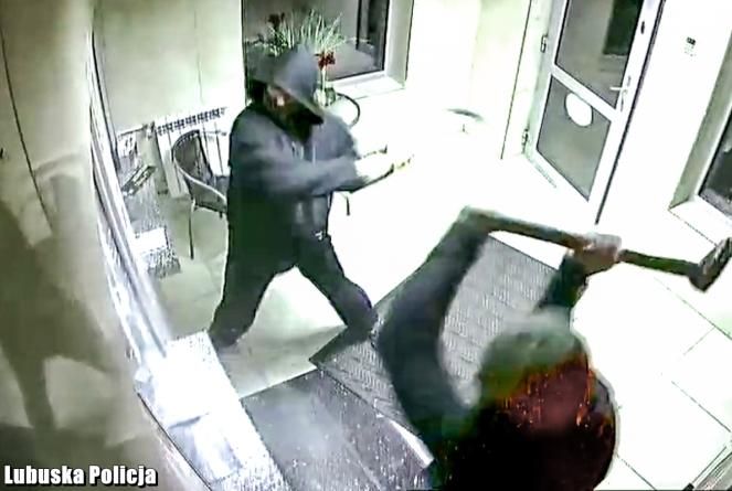 У Польщі двоє українців з молотами пограбували пункт обміну валют: фото та відео У Польщі двоє українців з молотами пограбували пункт обміну валют: фото та відео