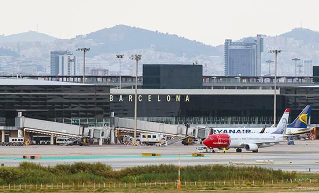 За украинскими туристами, которые застряли в Барселоне, уже вылетел самолет За украинскими туристами, которые застряли в Барселоне, уже вылетел самолет