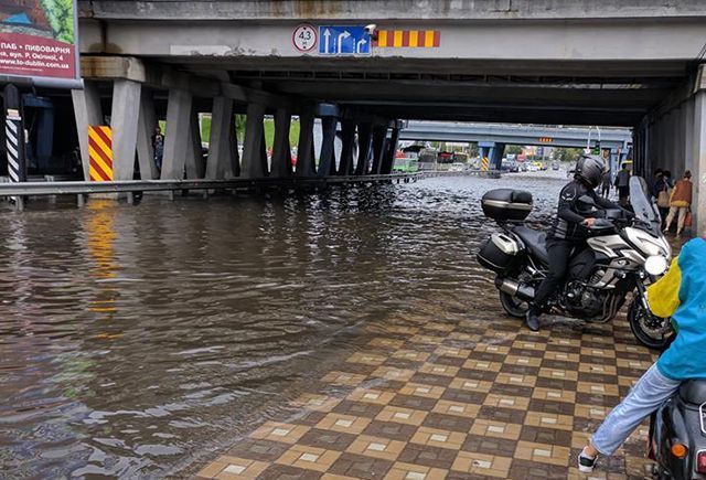 Сильный ливень в Киеве затопил дорогу под эстакадой: фото и видео Сильный ливень в Киеве затопил дорогу под эстакадой: фото и видео
