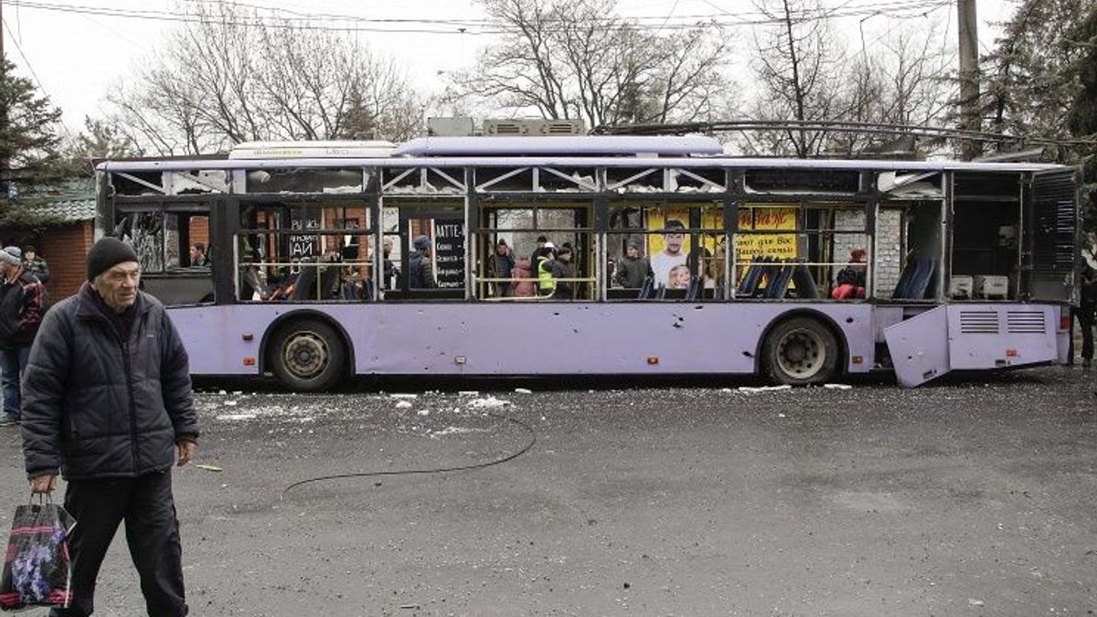Боевики признались, что обстреляли троллейбус в Донецке и обвинили в этом ВСУ: видео