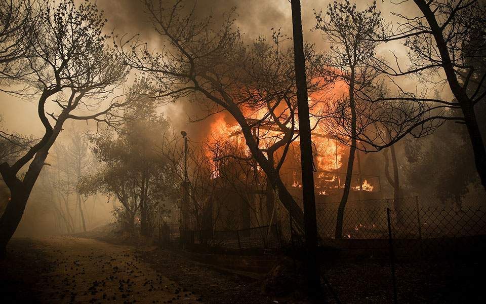 У Греції спалахнула масштабна лісова пожежа: вогонь швидко поширюється до населених пунктів