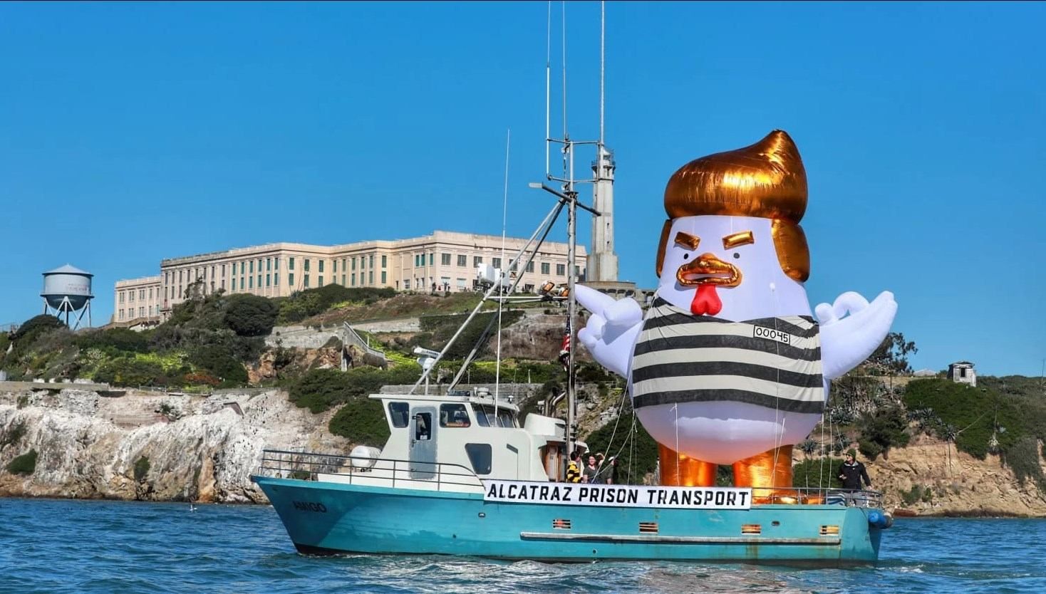 "Трамп-цыпленок" начал морское путешествие: американцы поразили новой выходкой против президента