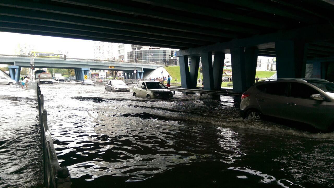 В Киеве появилось "столичное море" после нескольких часов дождей: видео В Киеве появилось "столичное море" после нескольких часов дождей: видео