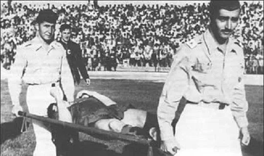 ЧС-1962. СРСР – Югославія. Едуарда Дубинського виносять з поля ЧС-1962. СРСР – Югославія. Едуарда Дубинського виносять з поля