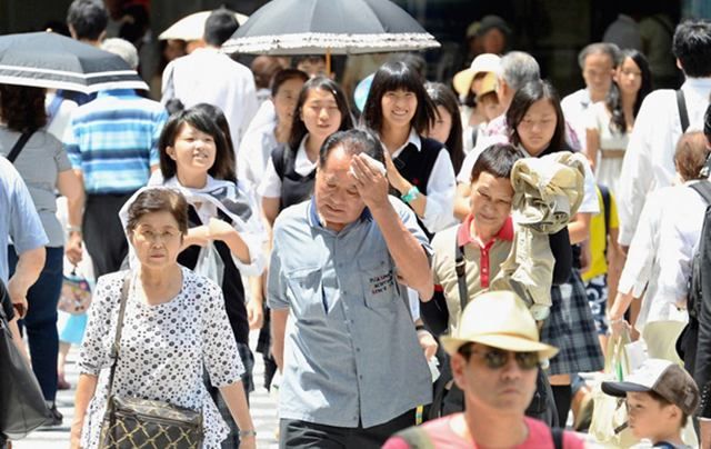Япония страдает от жары в свыше 40 градусов: тысячи людей в больницах