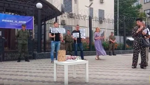 Під посольством РФ в Києві пройшла акція щодо справи викрадення кримчан