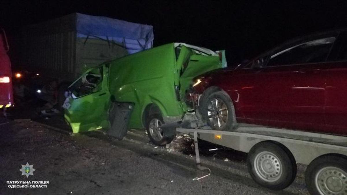 З'явилися моторошні фото ДТП в Одеській області, в якій загинули батько та син З'явилися моторошні фото ДТП в Одеській області, в якій загинули батько та син