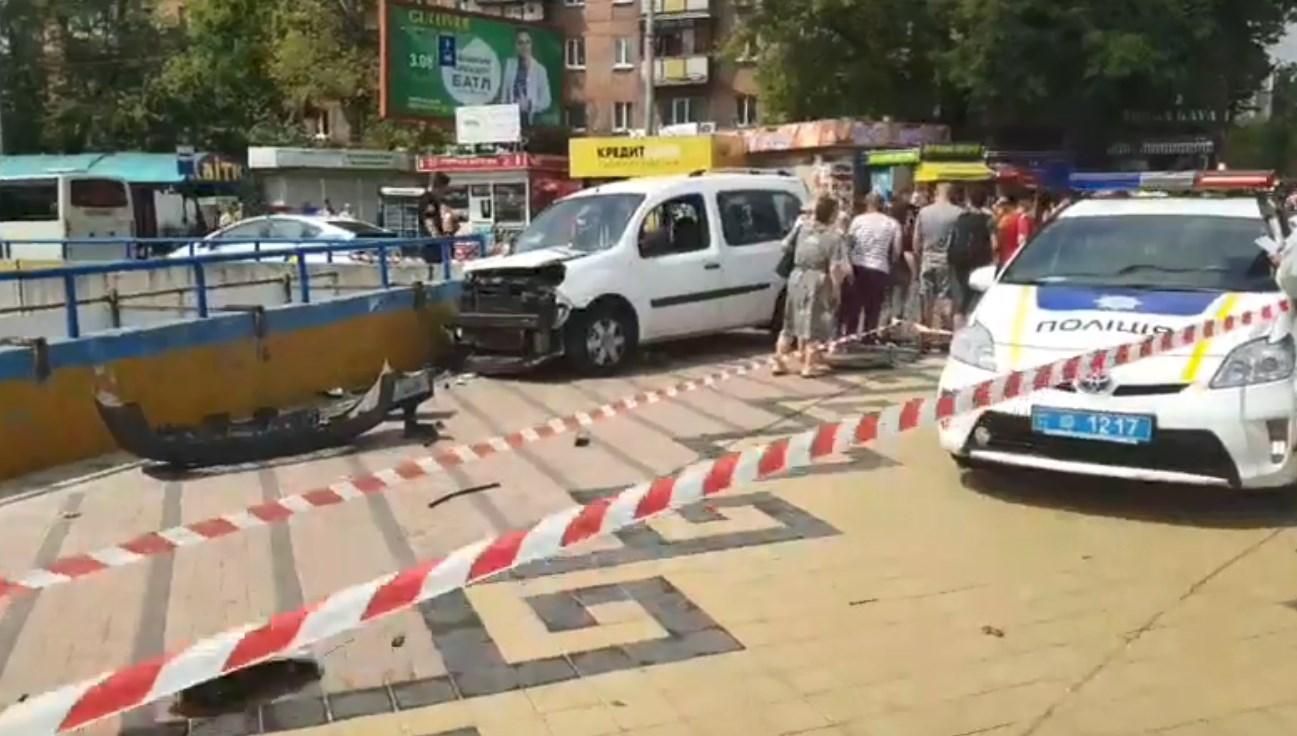Масштабна ДТП у Києві: через зіткнення двох автівок загинув пішохід, ще троє – тяжко травмовані Масштабна ДТП у Києві: через зіткнення двох автівок загинув пішохід, ще троє – тяжко травмовані