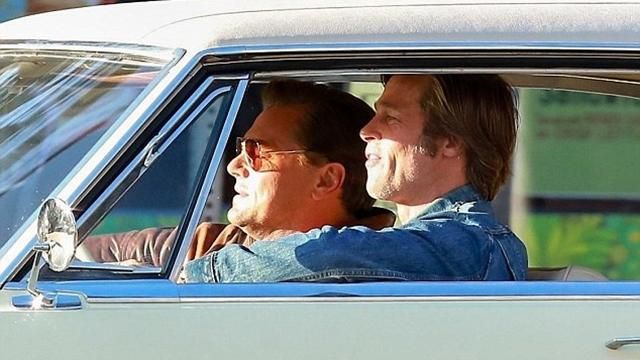 З’явилися перші фото із зйомок фільму з Леонардо Ді Капріо і Бредом Піттом З’явилися перші фото із зйомок фільму з Леонардо Ді Капріо і Бредом Піттом