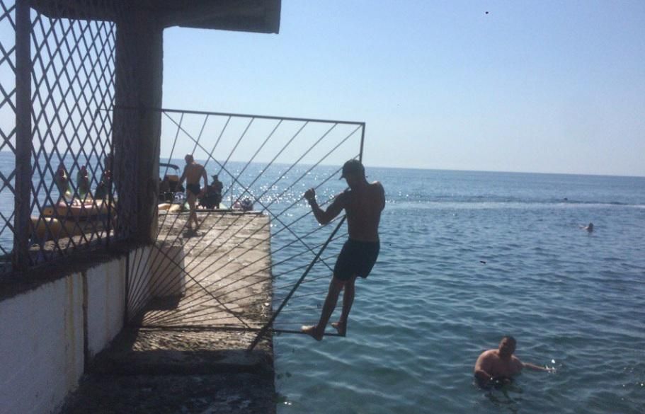 Сети подняли на смех доступность пляжей в Крыму: фото "сплошных" заборов