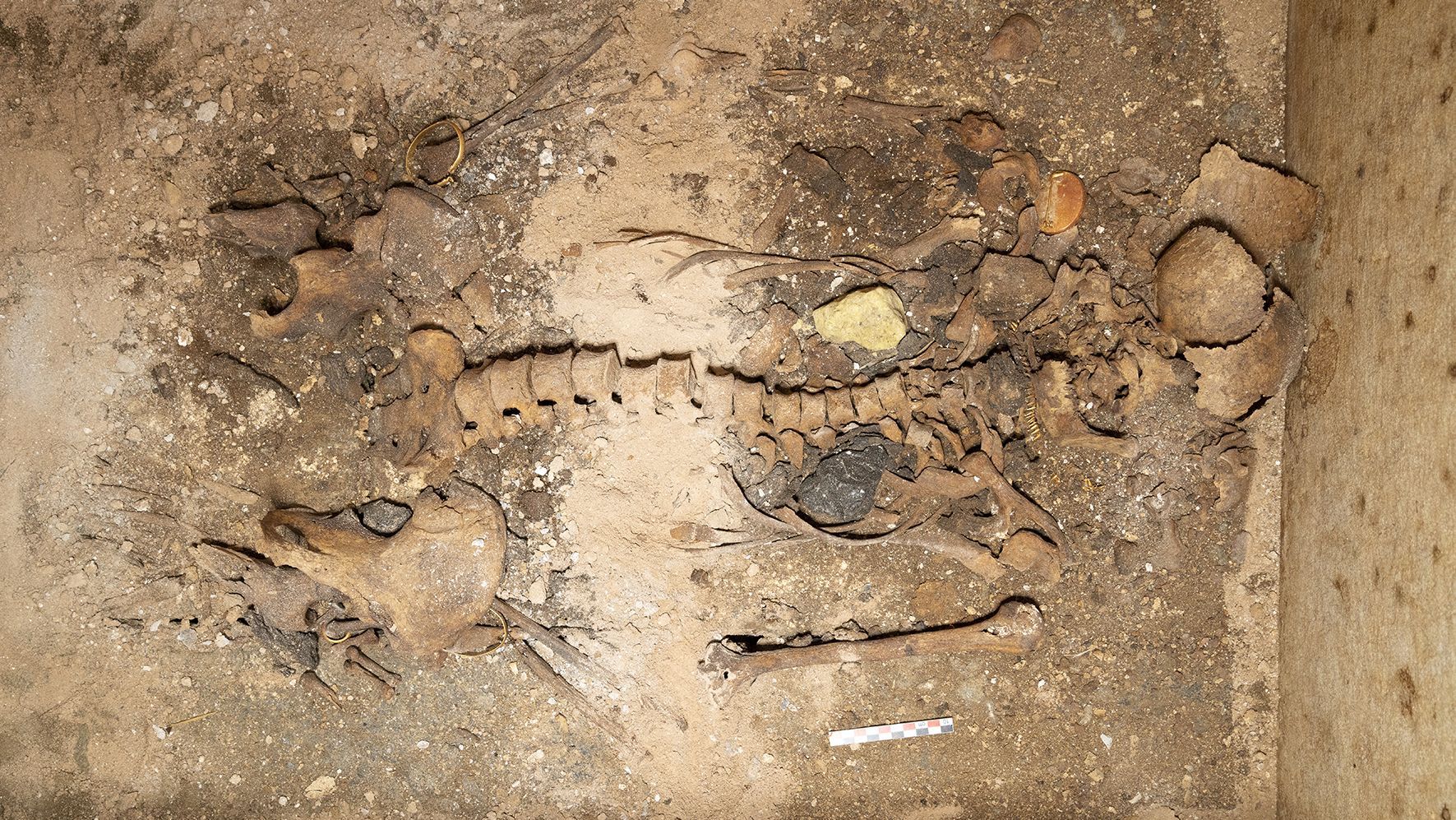 На грецькому острові знайшли поховання жінки з коштовностями