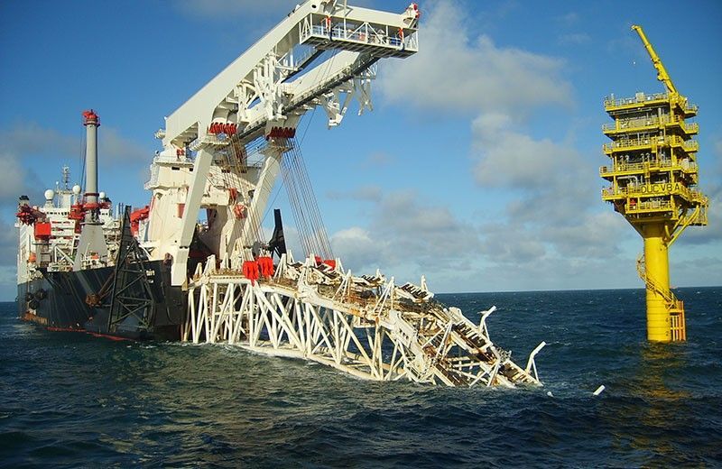 Германия начала устанавливать трубы "Северного потока-2" Германия начала устанавливать трубы "Северного потока-2"