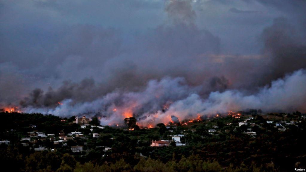 Масштабні лісові пожежі у Греції видно з космосу: фото та відео