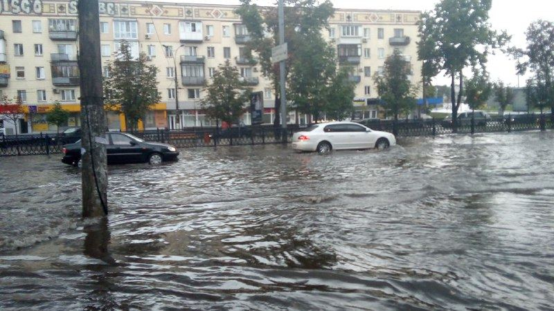 У Києві дощ повалив рекламні щити та затопив переходи - Відео і фото