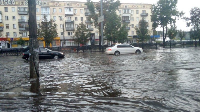У Києві дощ повалив рекламні щити та затопив переходи - Відео і фото