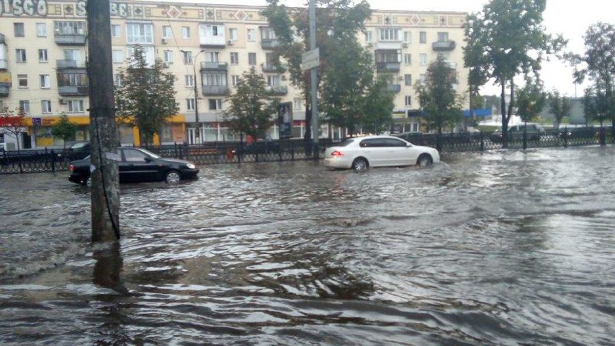 Дождь в Киеве затопил переходы и снес билборды - видео и фото