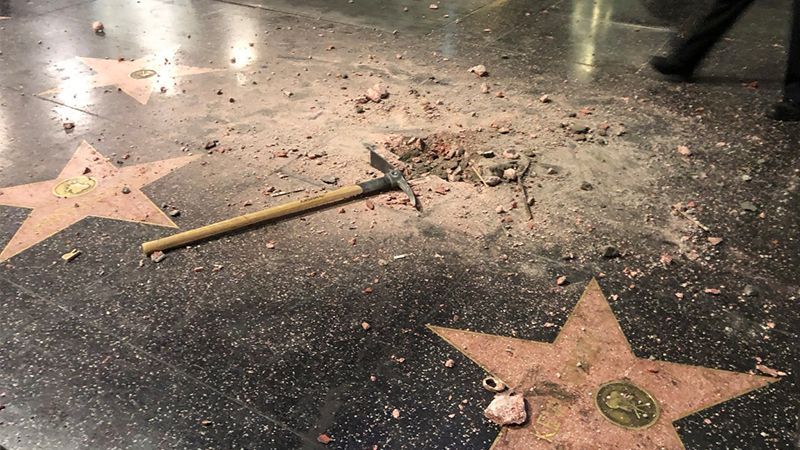 Вандал розбив зірку Трампа на Алеї слави у Голлівуді Вандал розбив зірку Трампа на Алеї слави у Голлівуді