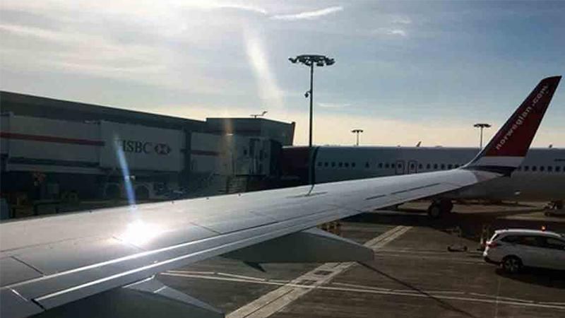 Шведская активистка помешала депортации афганца, не дав самолету взлететь Шведская активистка помешала депортации афганца, не дав самолету взлететь